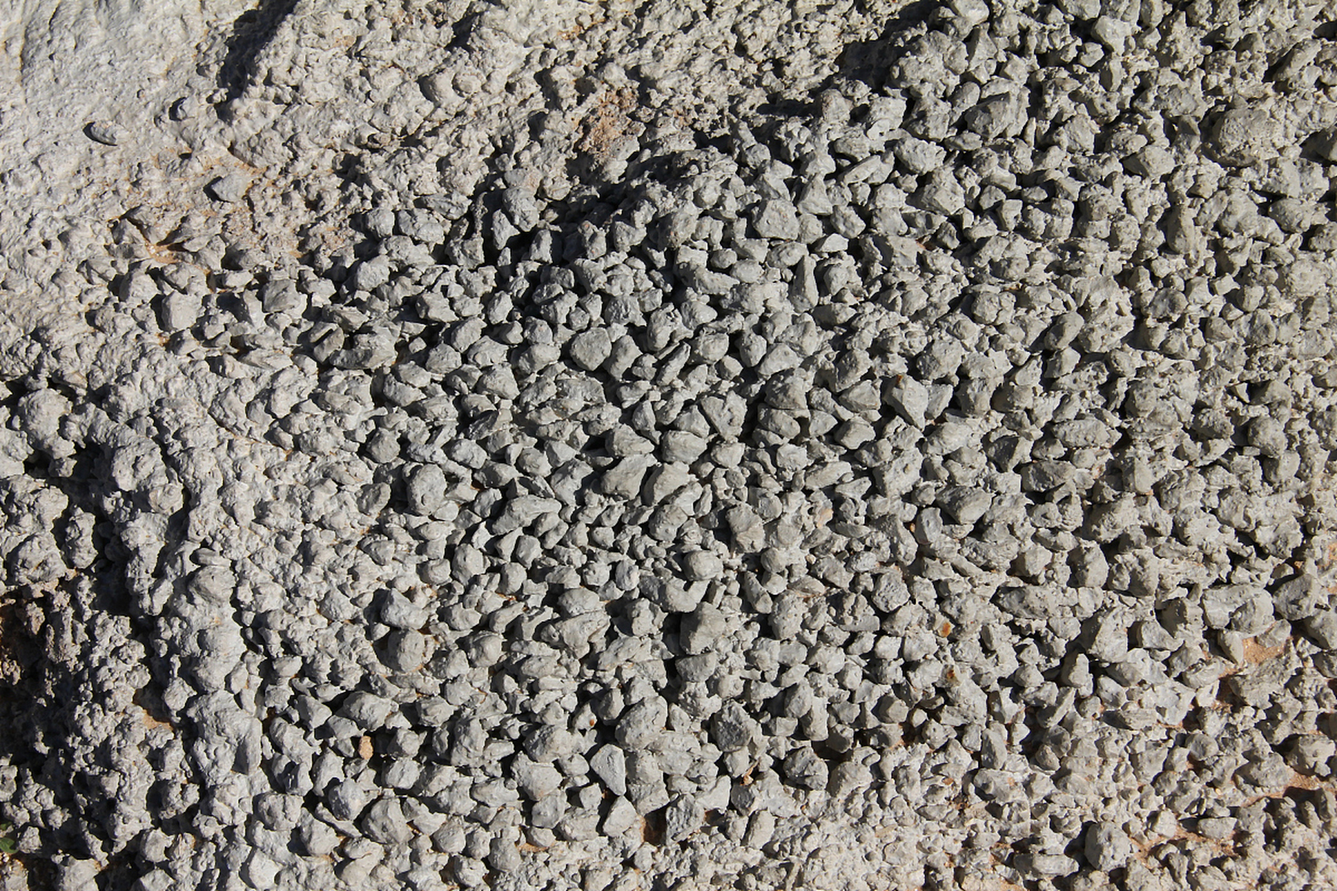 在选择轻集料混凝土厂家时,首先要求其有正规资质,再选择产品型号