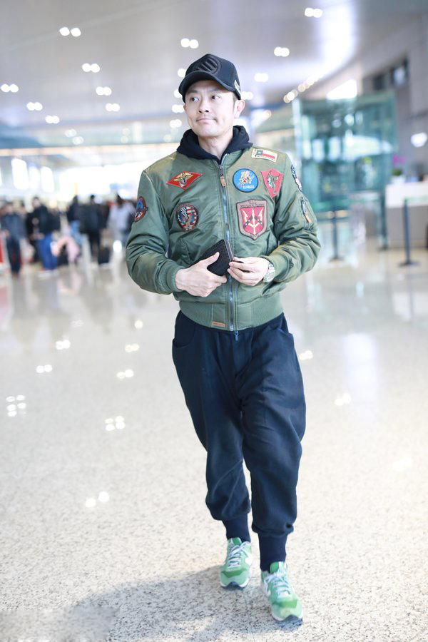 印小天穿贴布外套也走潮男范儿,低头专注侧颜迷人