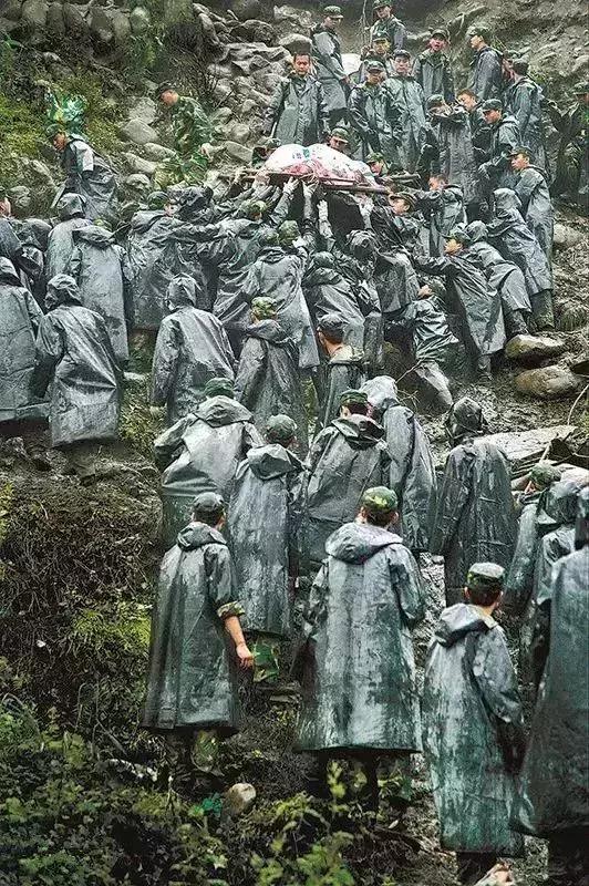 汶川地震护士图片