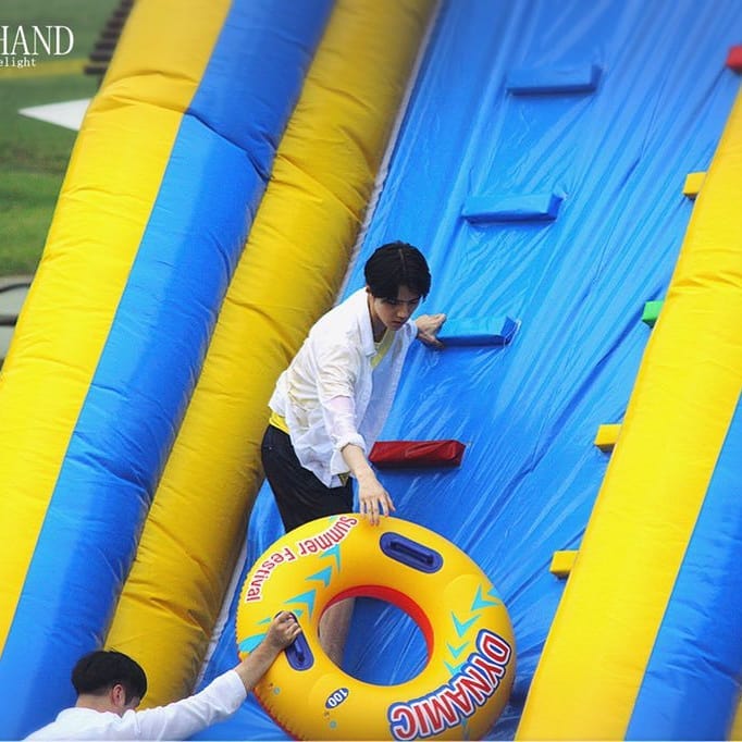 吴世勋赤脚攀登,网友:我只关心你的大长腿