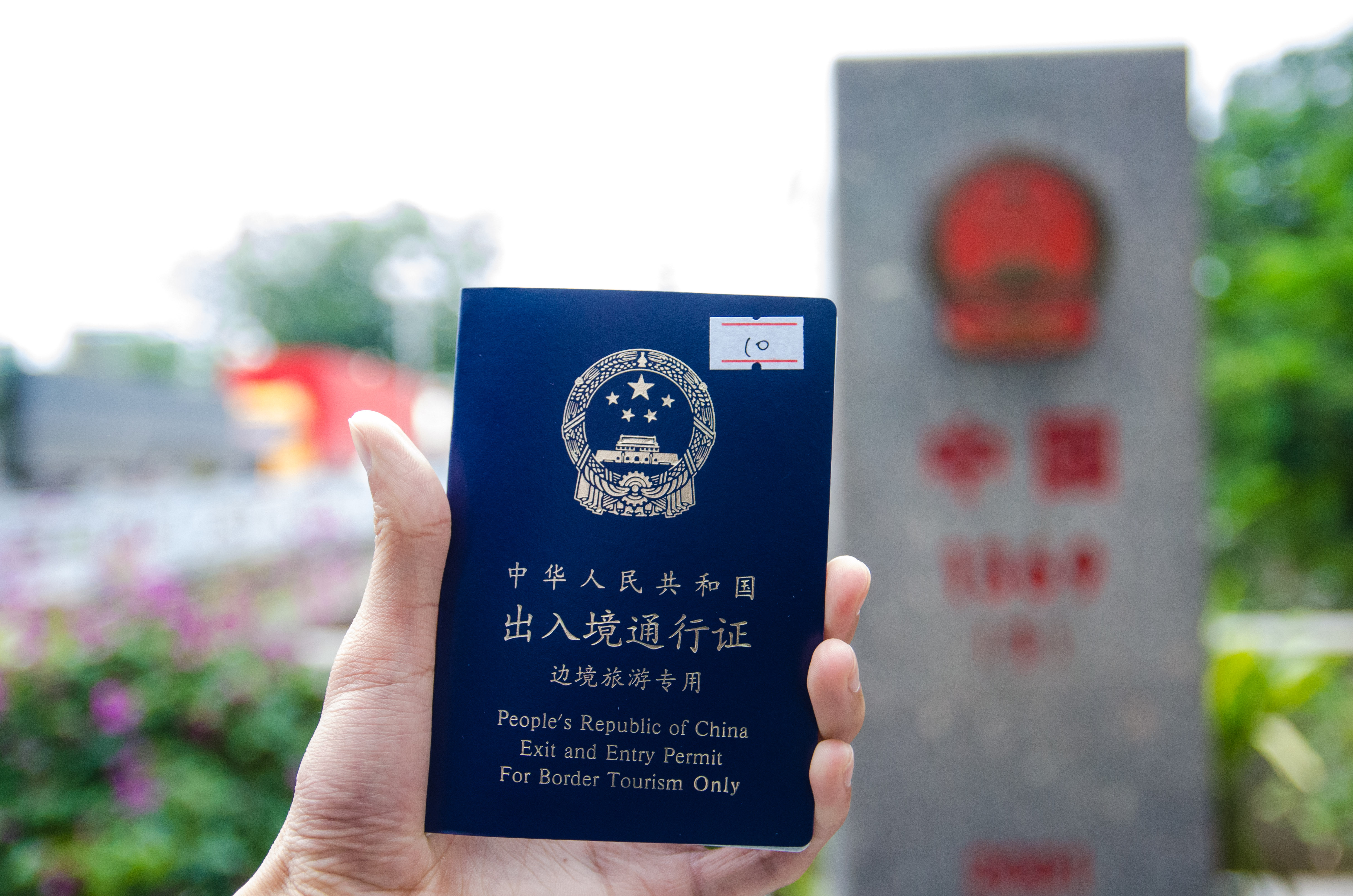 实拍中越边境城市对比,越南街头豪车遍布,游客感叹:羡慕