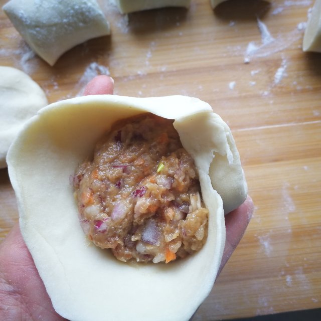 猪肉洋葱馅饼,皮薄馅大,咬上一口唇齿留香