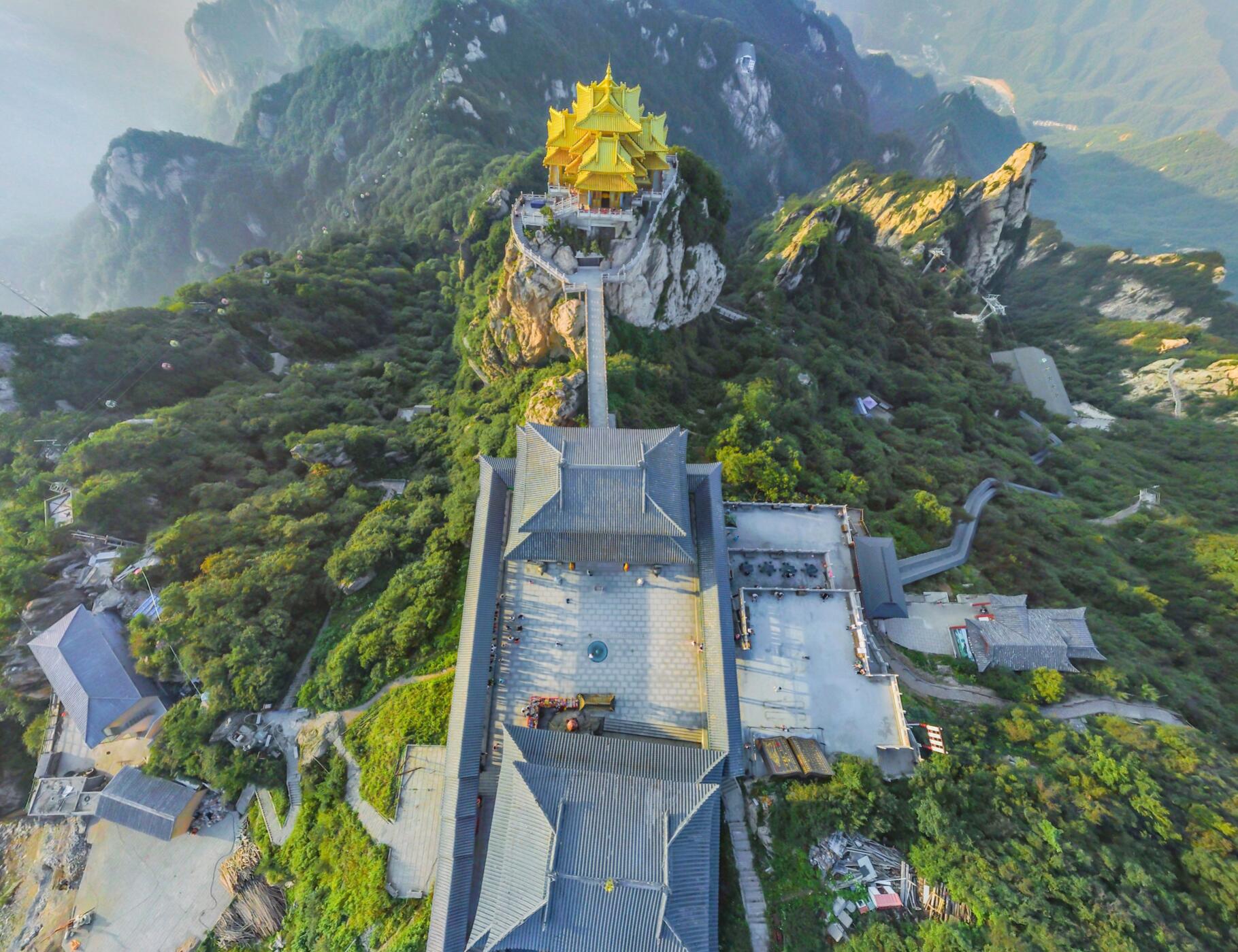 鸟瞰老君山风景区