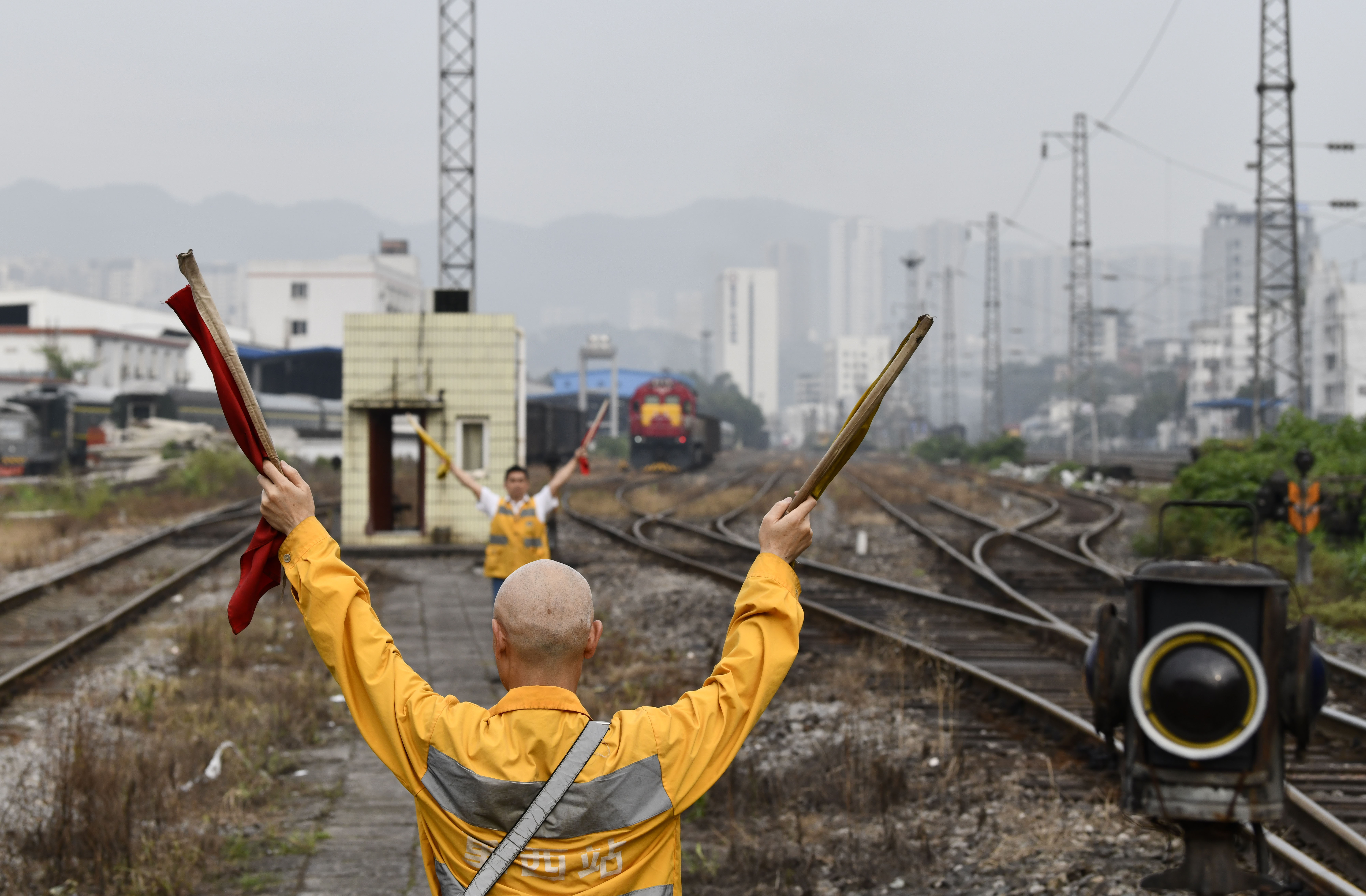 重庆铁路枢纽67岁最老驼峰"退役" 人工控制驼峰溜放调车成为历史(11)