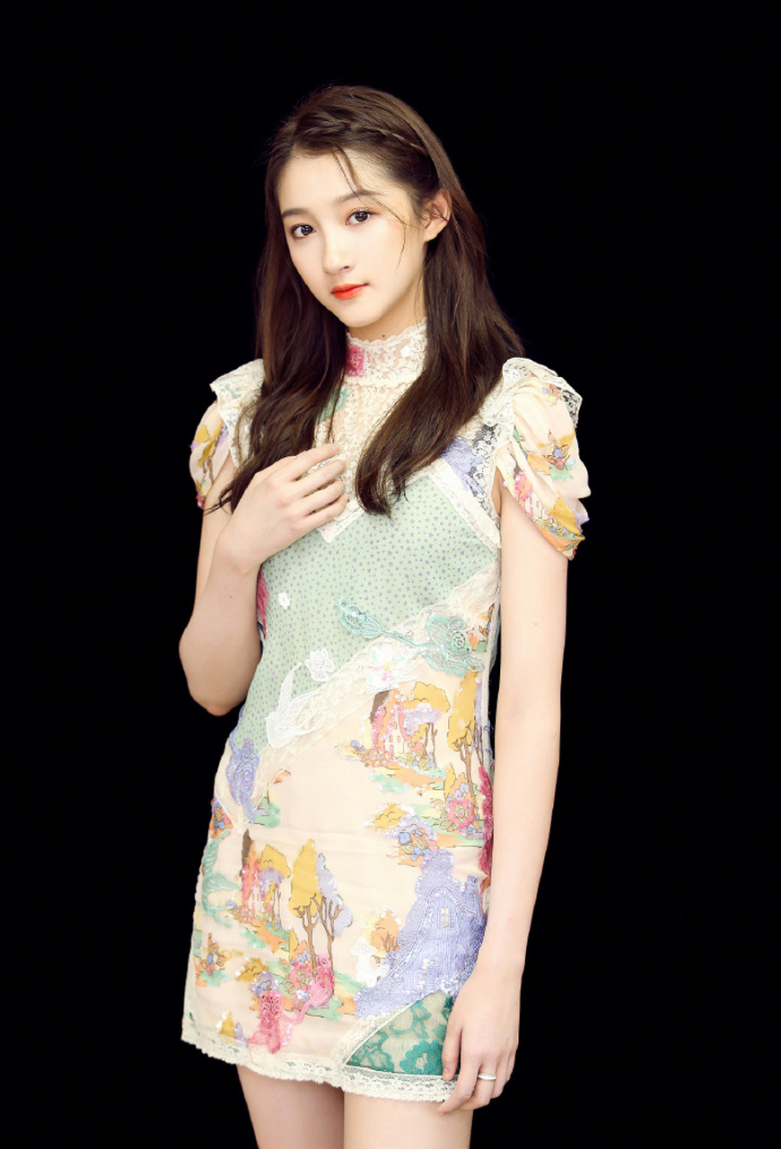 关晓彤穿短款连衣裙秀出傲娇的大长腿,这身材真给跪了!