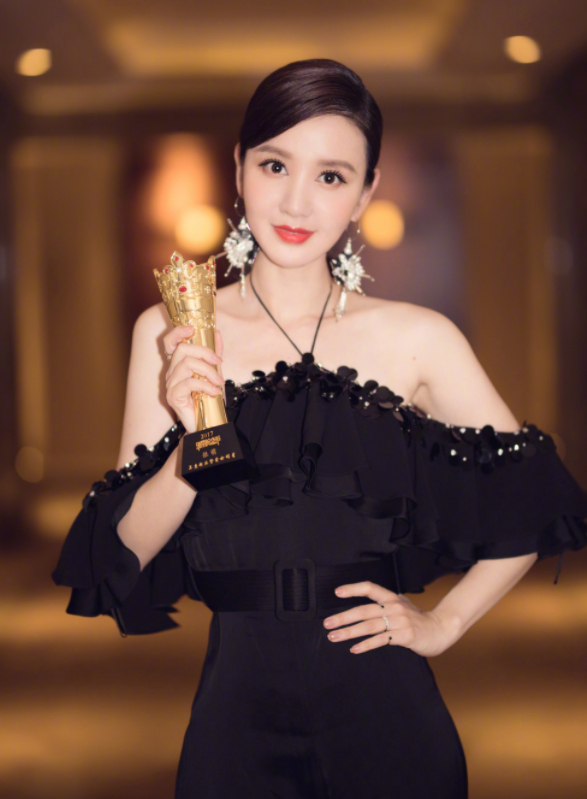 张萌不愧是"最美虞姬",早期出席活动的她,美的让人移不开眼