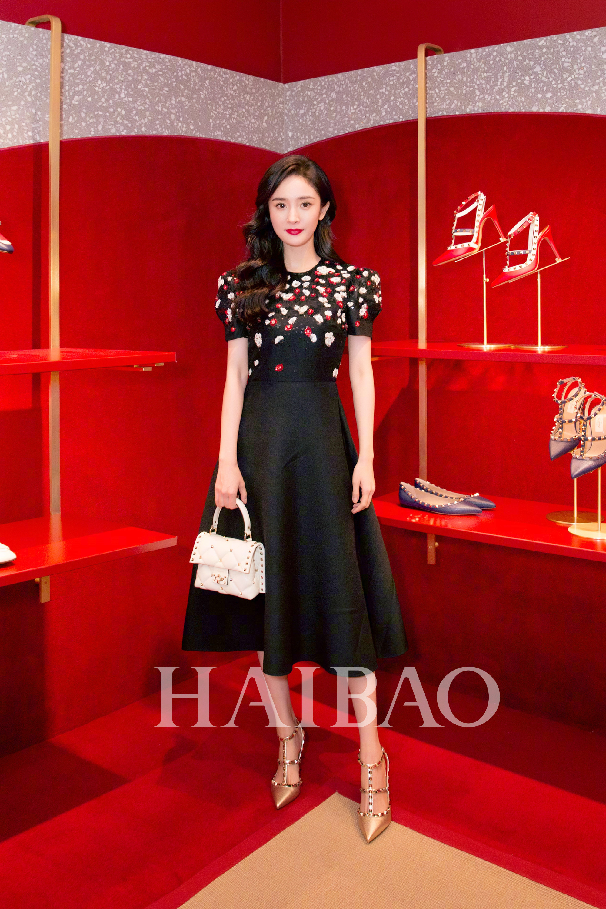 杨幂官宣离婚后首次公开露面?气场全开依旧美得惊艳!