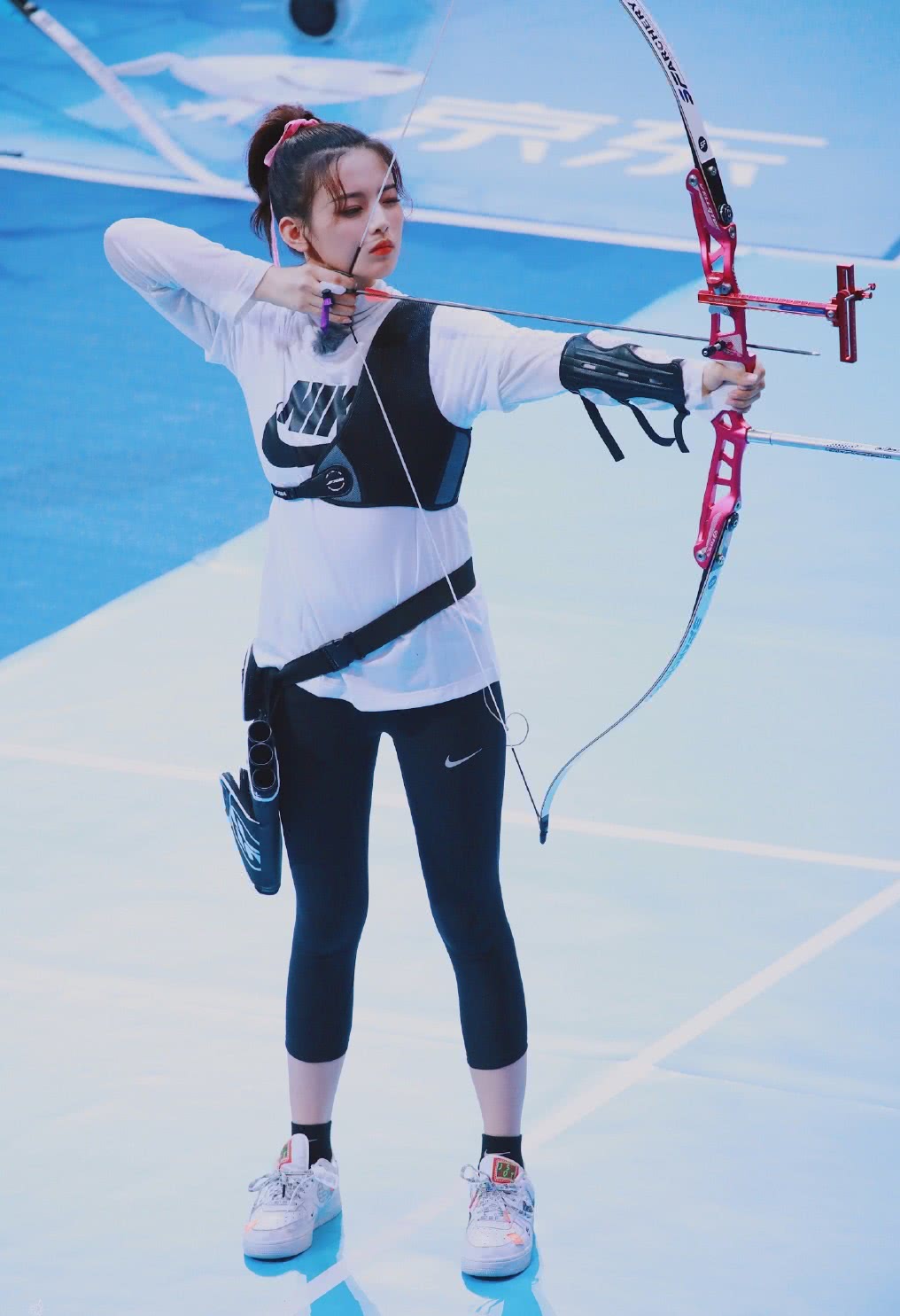 杨超越身穿运动服射箭,变身元气少女,网友:这一动作太圈粉