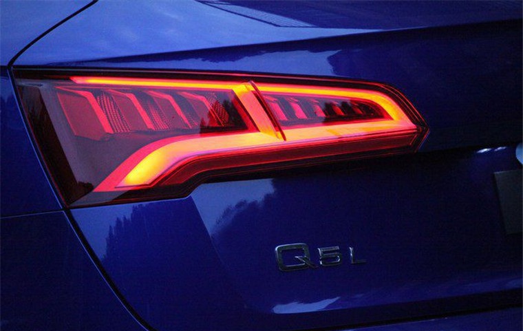 尾灯也很漂亮~标识度非常的高.