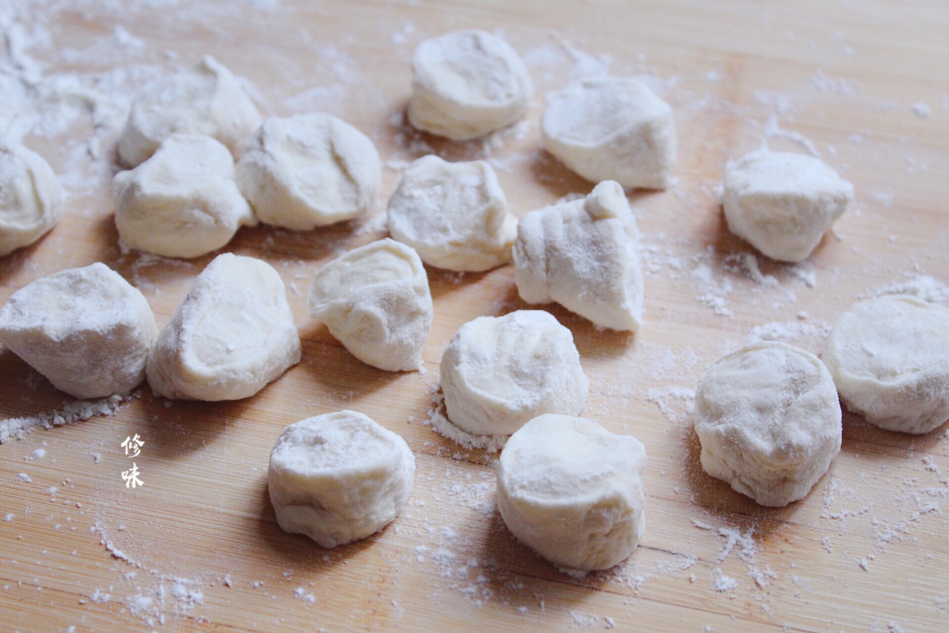 7.面团分成大小均等的面剂子,擀成薄片.