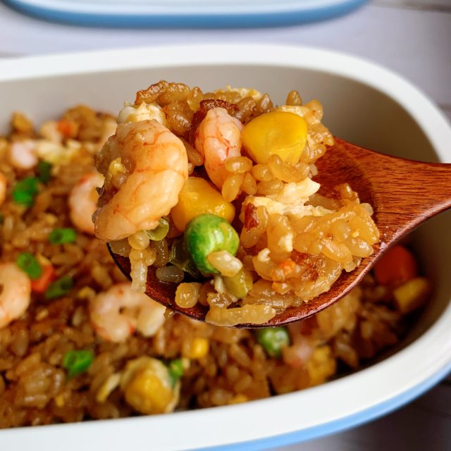 酱油虾仁炒饭,成品粒粒分明,每一颗米饭都包裹着酱油的浓香,真是好吃