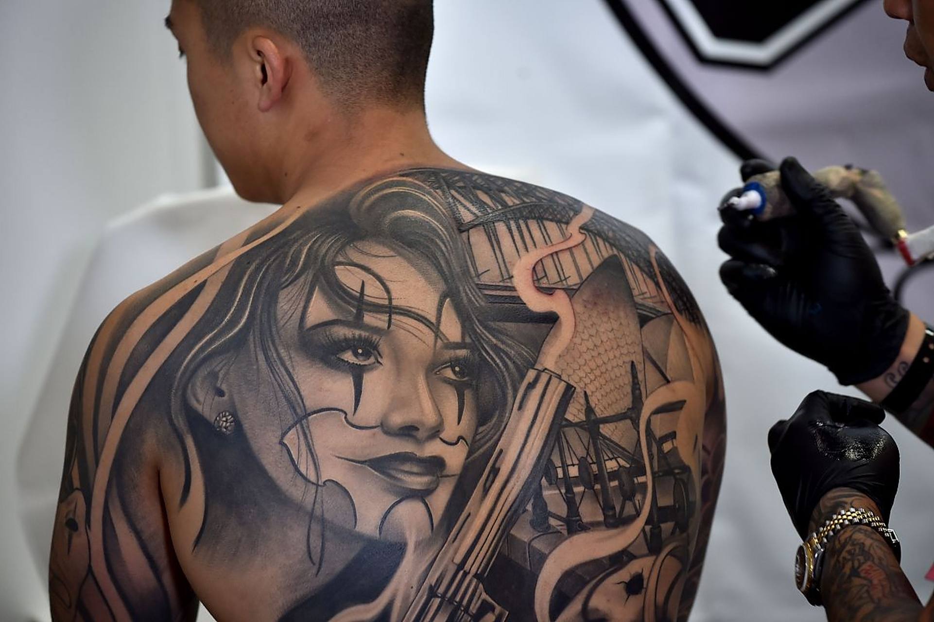 摘要: 古惑仔电影在2000年前后的大陆电影市场泛滥,对