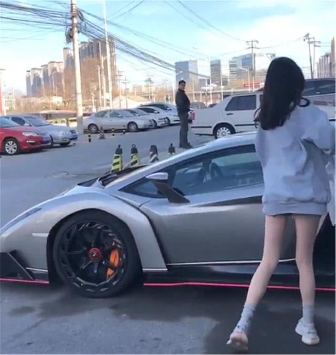街头偶遇上千万的兰博基尼,女司机比跑车还靓,保养一次9万