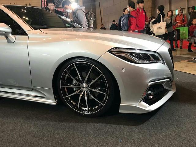 15代皇冠toms改装版来了,帅气十足,可国内不引进 网友评论一针见血