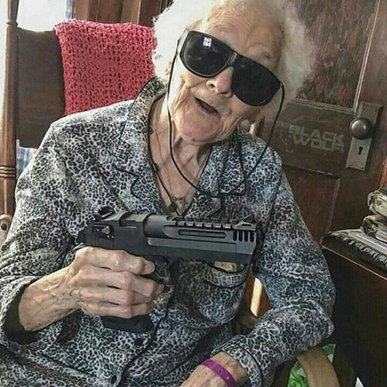 老太太玩枪,太酷了.这在年轻的时候也是一支野玫瑰啊