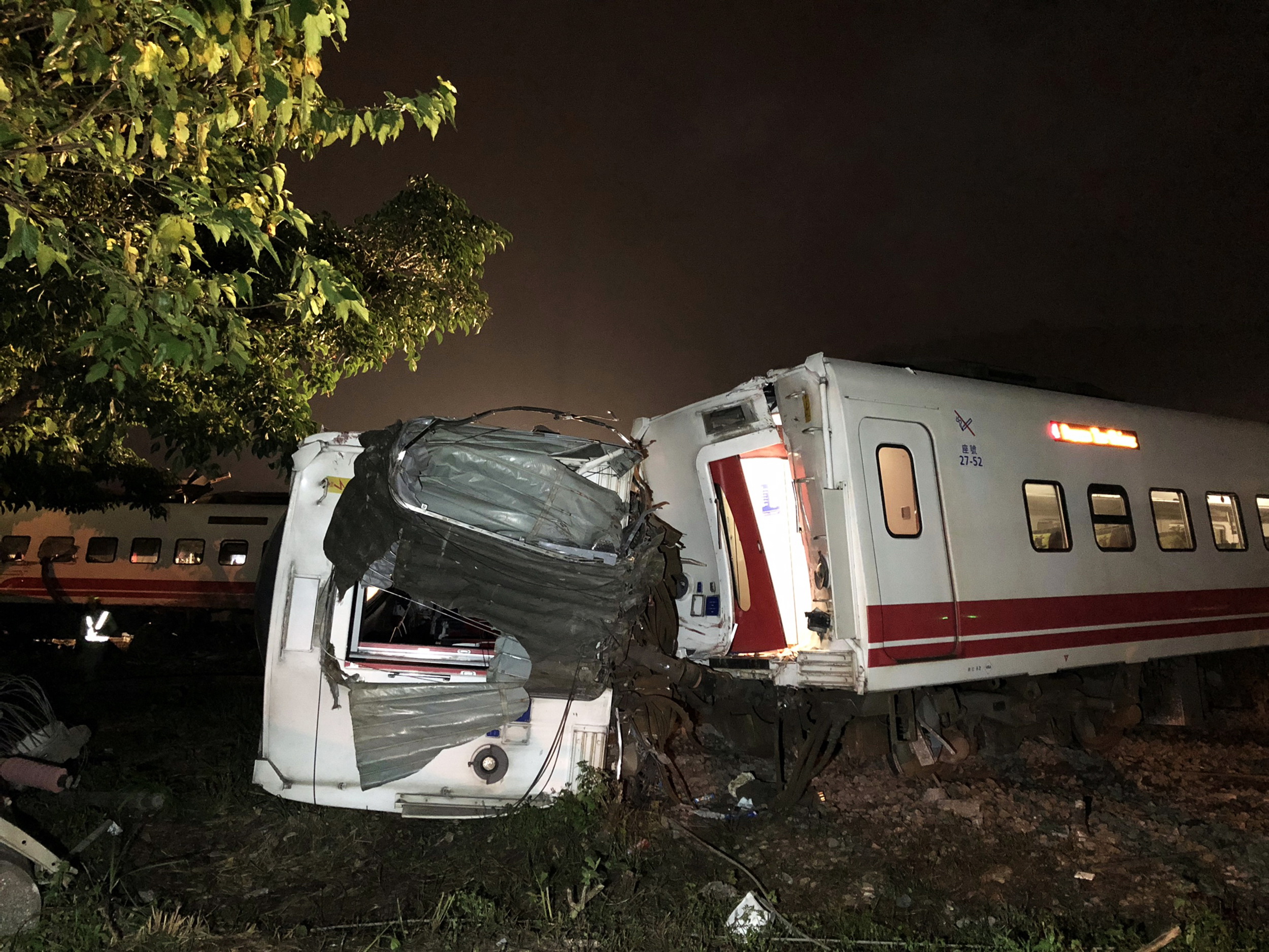 台湾铁路事故图片