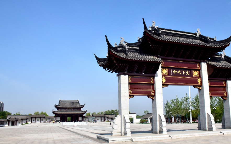 天中山文化园经过提升后,以江南园林风格为主,融入明清建筑风格.