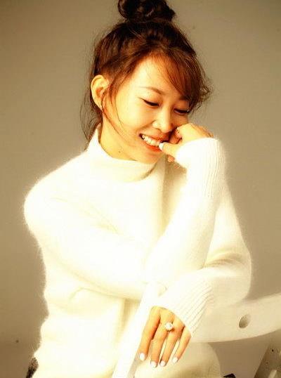 刘双双全新写真曝光 气质独特尽显冬日温情