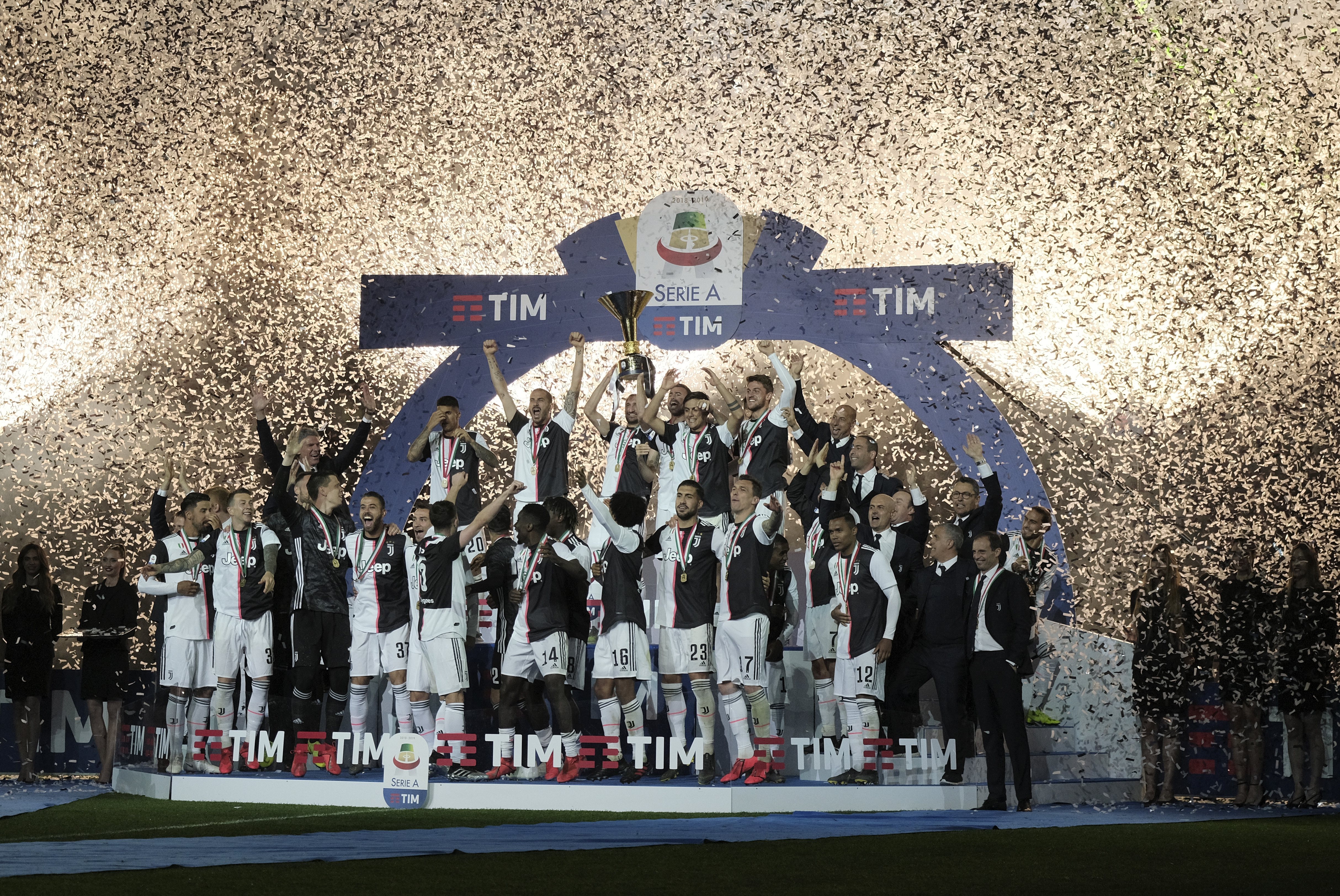 足球——意甲:尤文图斯举行冠军颁奖仪式(3)