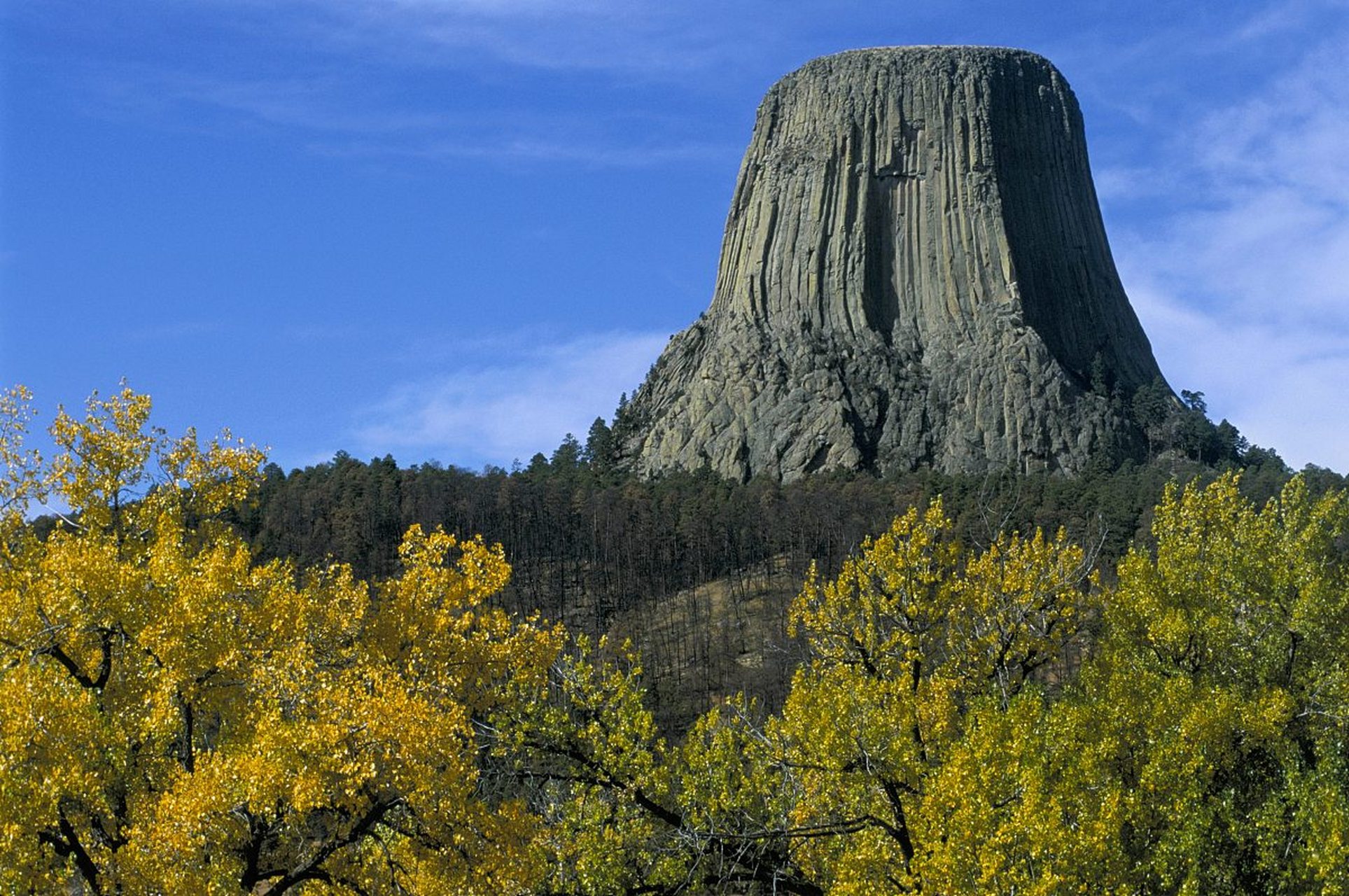 世界上最矮的两座山是中国静山和美国魔鬼塔.静山位于山东,高度48米,