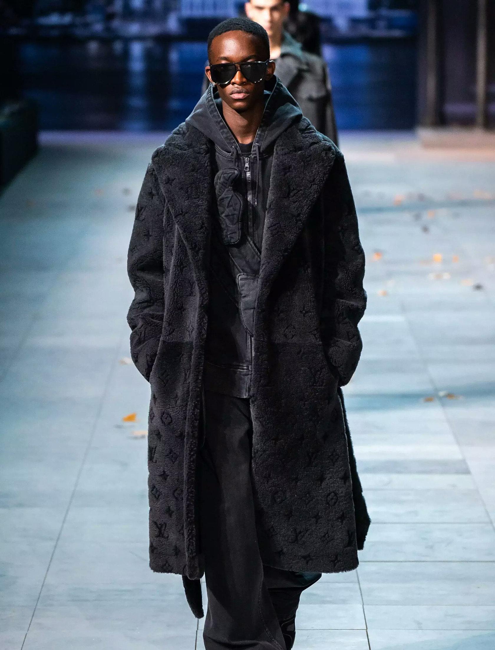 (男模特走秀,原来男人还可以这样穿,好时尚哦)一身皮衣好时尚