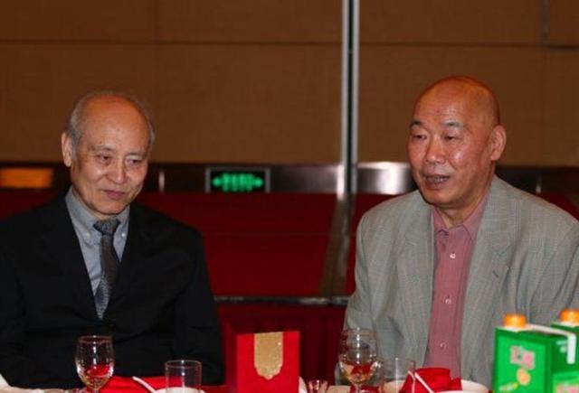 黄永胜之子黄春光,年逾40才创业,生意红红火火,常参加老友聚会