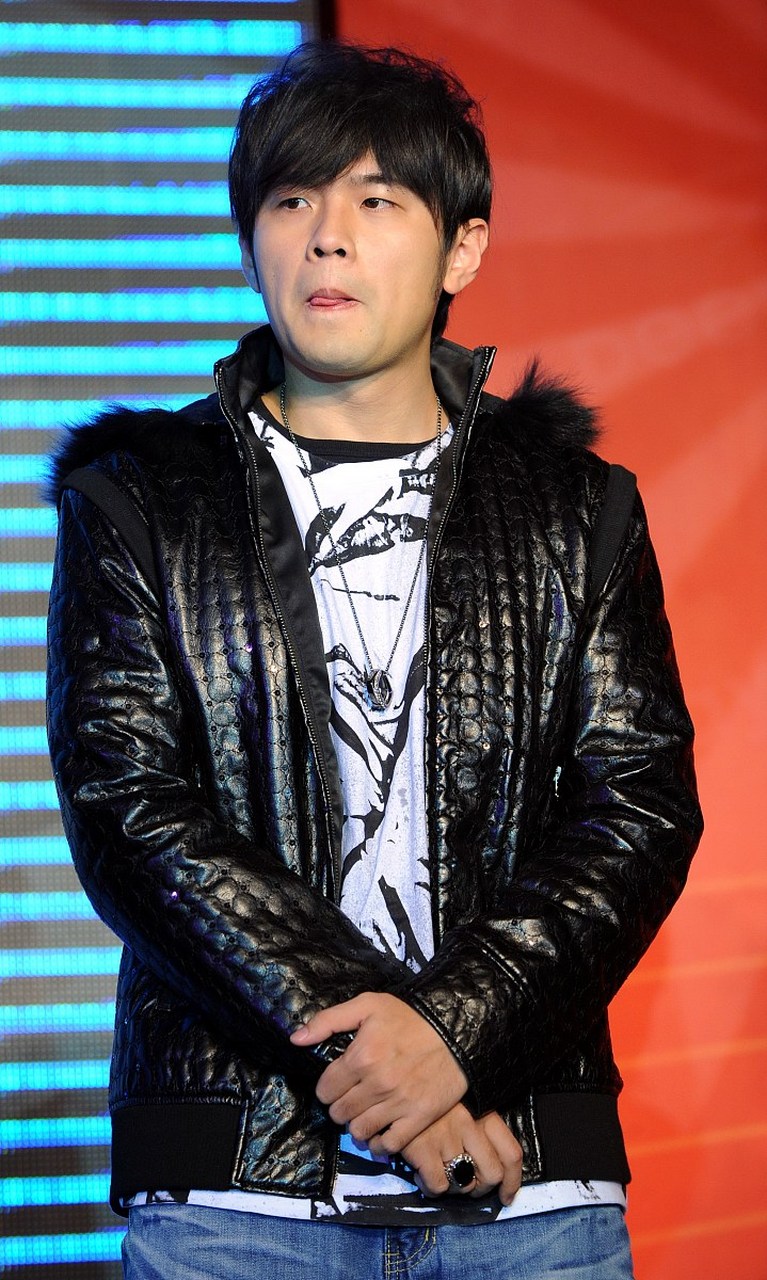 周杰伦,1979年1月18日出生于中国台湾省新北市,华语男歌手,词曲创作人