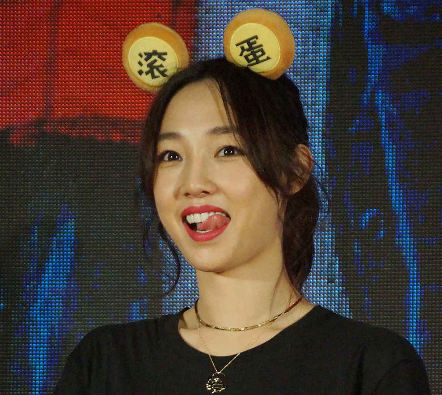 白百何喜欢吐舌头在娱乐圈是众所周知的.
