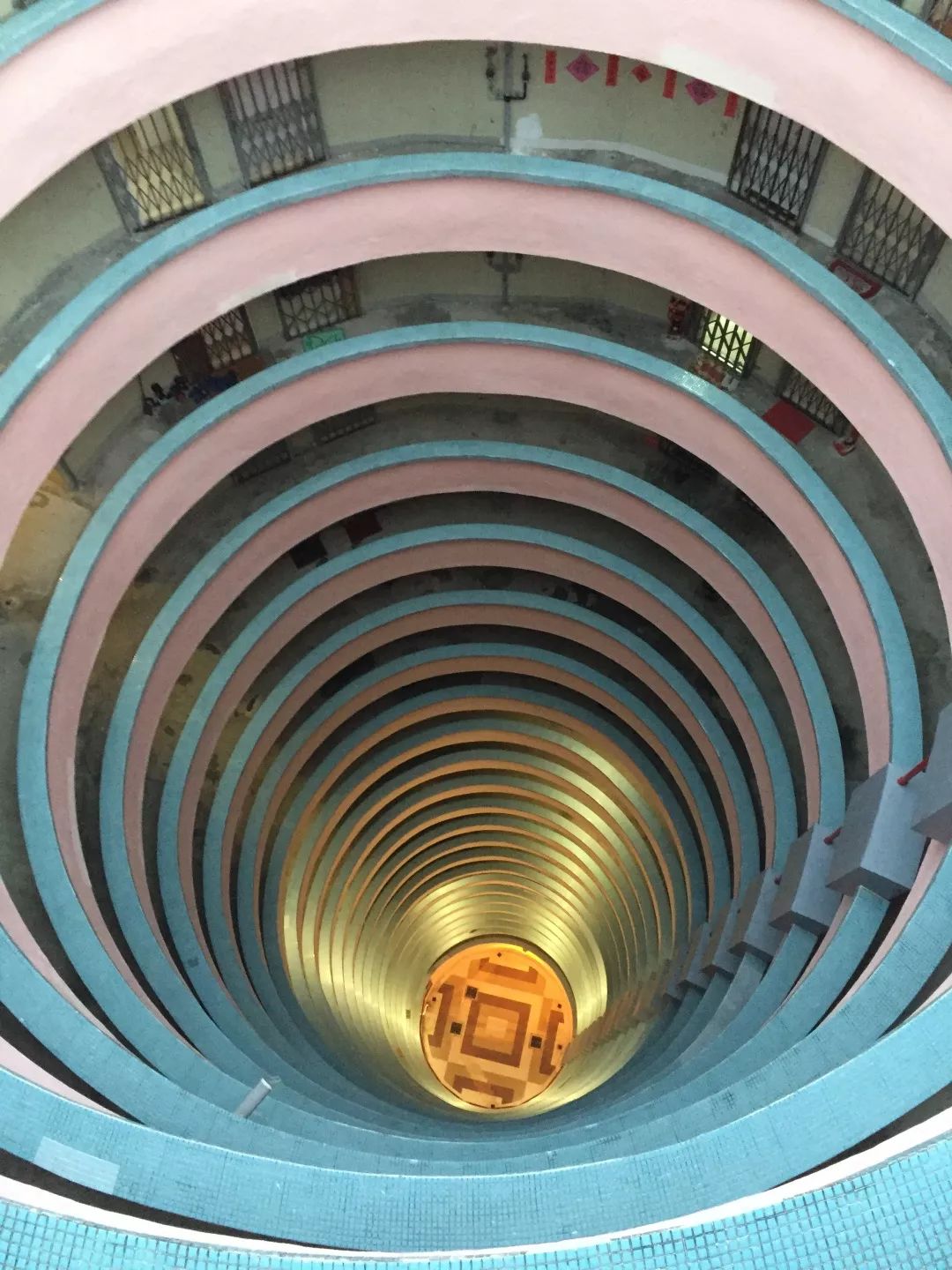 环形的屋邨很透风,不管从底层或是顶层,拍出来的照片都特别有漂亮,像