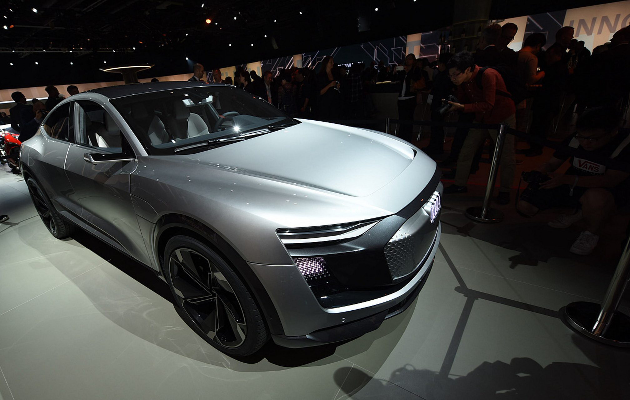 奥迪pb18车型是一款概念电动超级跑车,最新的动态是该车型于2018年