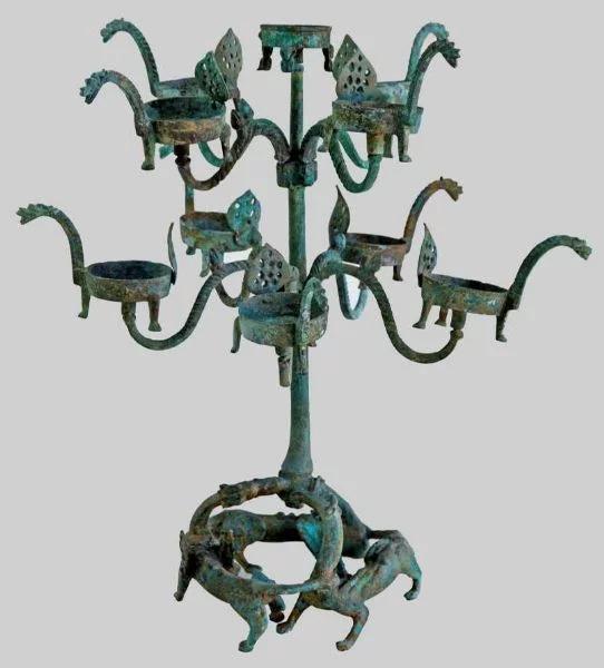 黄冈市博物馆三大镇馆之宝之"东汉三翼龙座九连青铜灯"