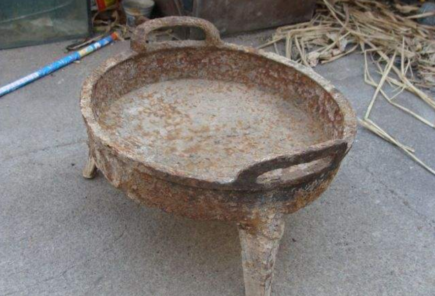老农家一口铁锅,是辽金时期孤品,不愿上交想拍卖,专家赶紧报警