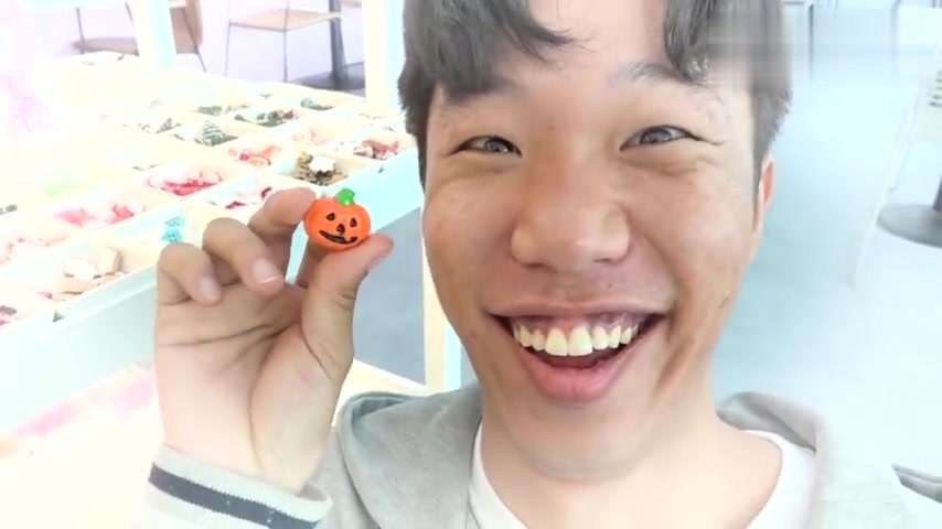 宝宝点了冰淇淋汉堡薯条