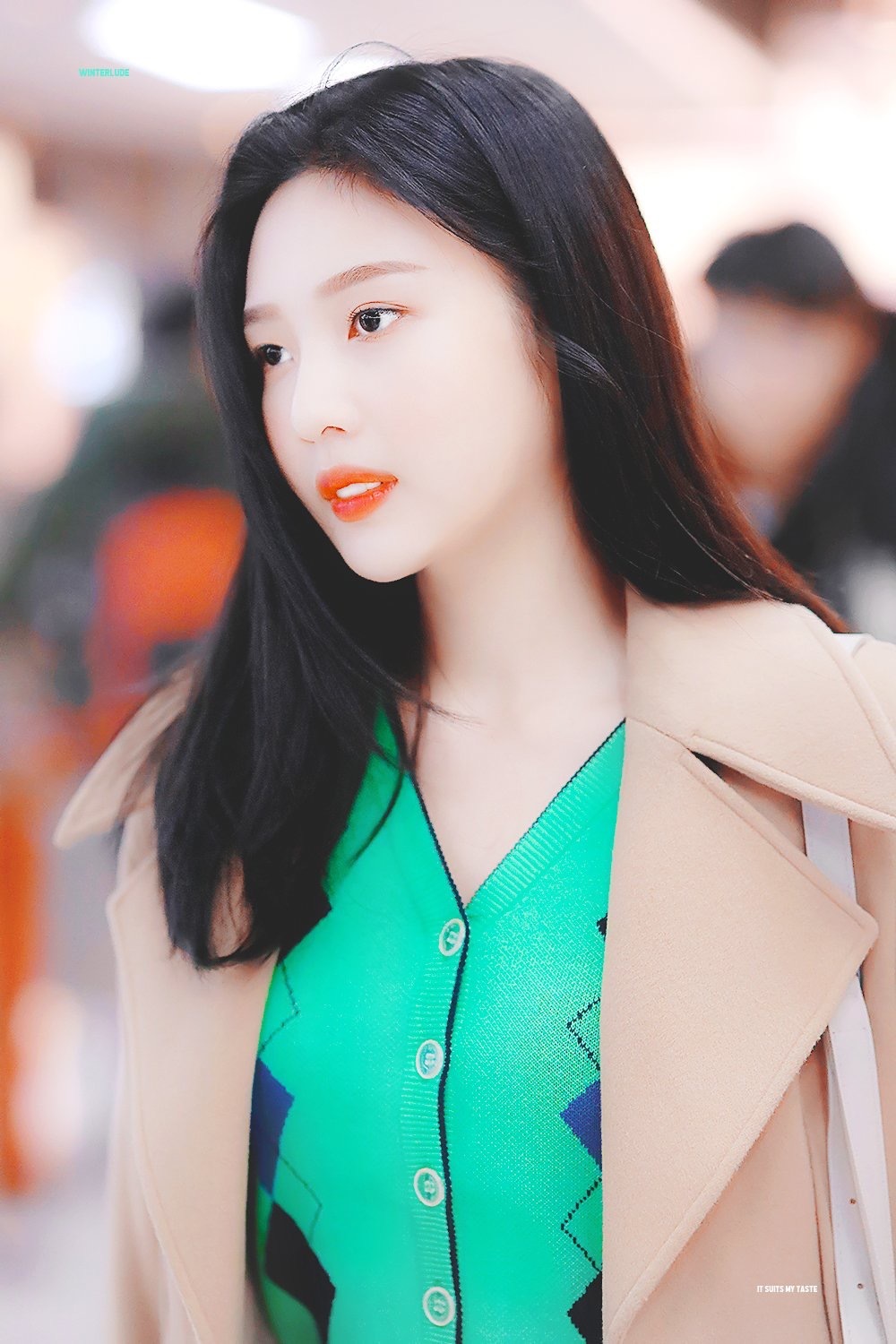 朴秀荣金浦机场私服街拍,长发红唇尽显成熟优雅