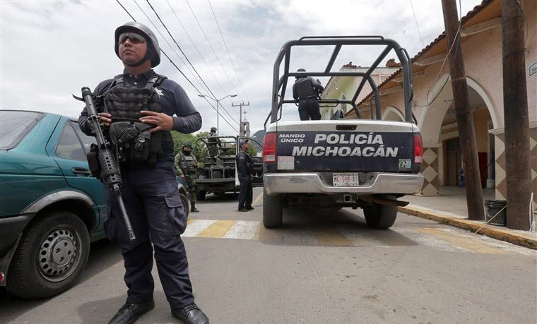 墨西哥警察执勤中竟把冲锋枪借给路人,路人端起枪就是一通扫射