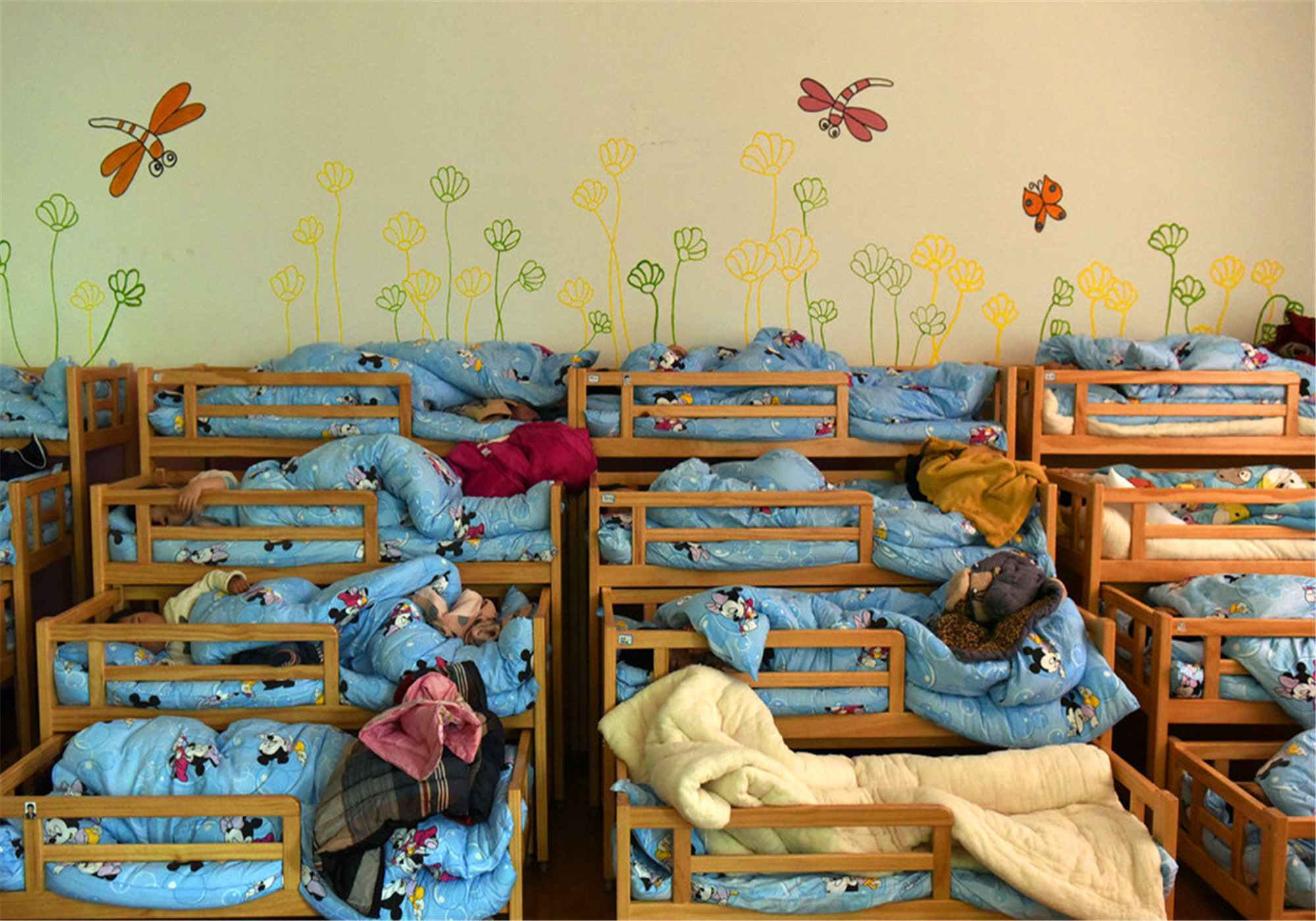 老师晒幼儿园孩子午睡照,家长事后大闹幼儿园,有人支持有人鄙夷