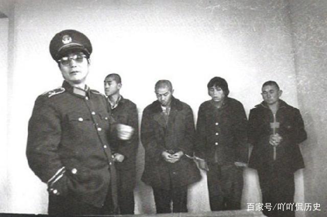 80年代舊照,警察正在審問抓到的小偷,死刑犯刑場被集體槍決!