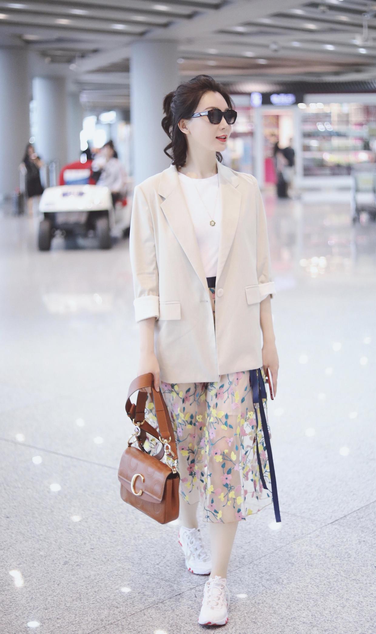 陈数这才叫冻龄女神扎发搭配西服+本身裙走机场不像42岁