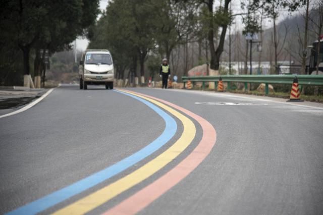 江苏省常州市,溧阳"1号公路"柏油路面中间划有红,黄,蓝三色标线,犹如