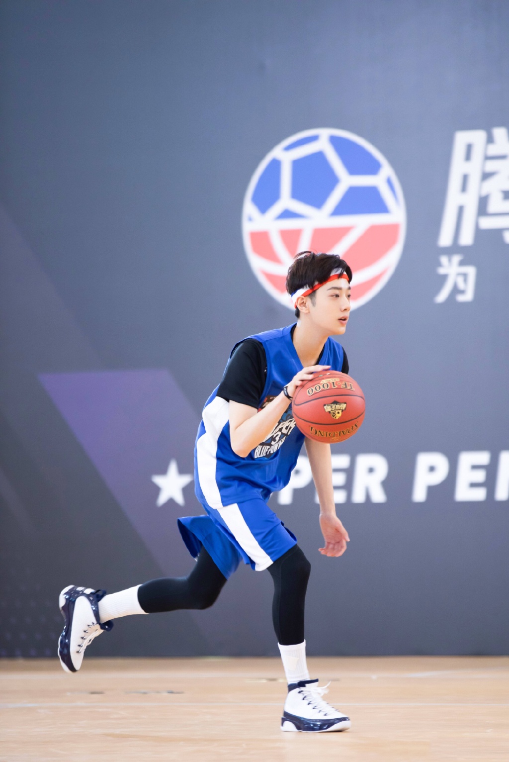 现实中的流川枫?篮球服 发带的赖冠霖就是球场上的焦点