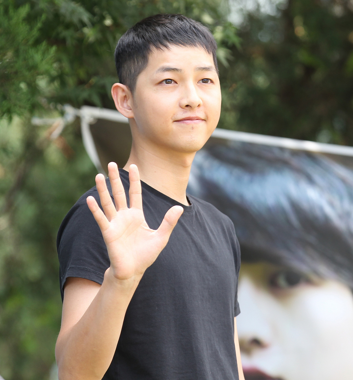 在采访中,宋仲基表示,男艺人结婚生子可能会失去一些工作机会,但他