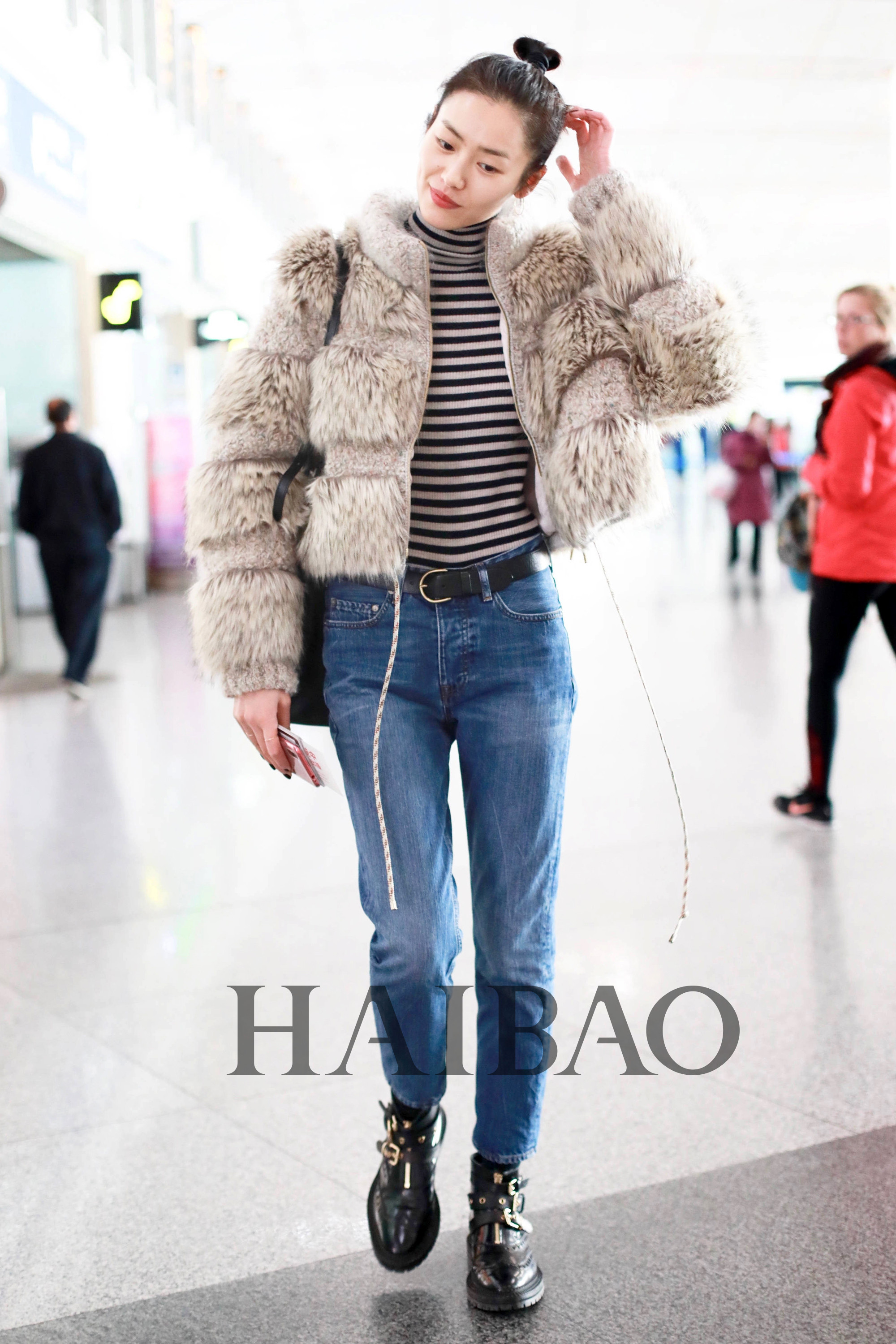 "2018海报街拍instar"候选人刘雯的全年街拍合辑:穿衣简约,不费力反倒