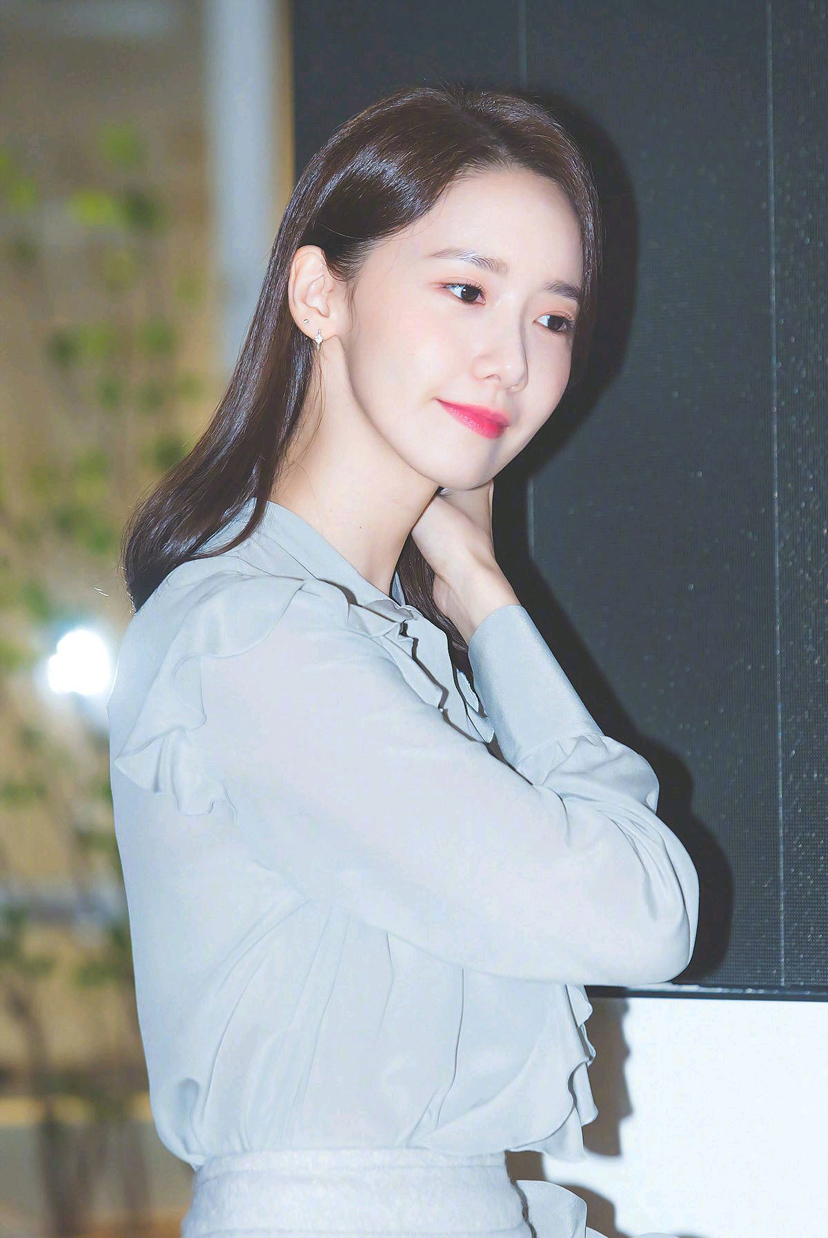 林允儿这个造型超温柔,鳄鱼笑太可爱了,网友: 美貌还是服允儿