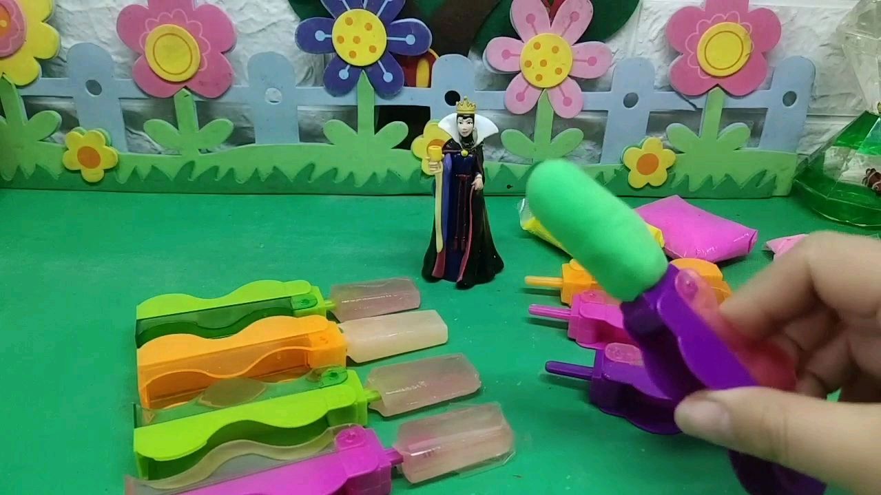 王后用彩泥给白雪做果乐刀糖吃!