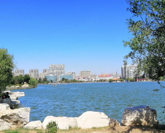 东昌湖风景名胜区,位于聊城的西南市区,环绕于古城区