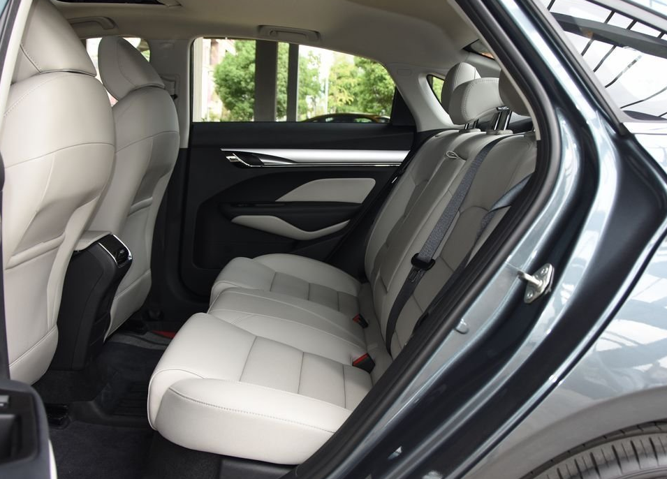 空间比较宽敞,家里边的人都可以做一辆车就可以一起外出,平时外出家里