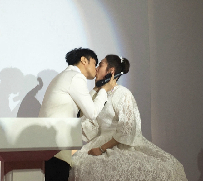 古巨基20年后晒赵薇林心如合照称惜缘,为何当年娶了圈外人?