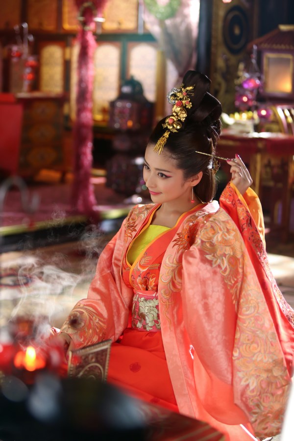 颖儿的三部待播剧,分别搭档冯绍峰,陈晓和王祖蓝,一部都市剧,两部古装