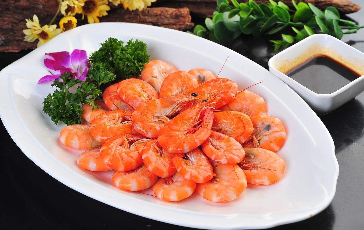 白灼大虾时记得加点"它",大虾色泽鲜亮,鲜嫩可口又没有腥味