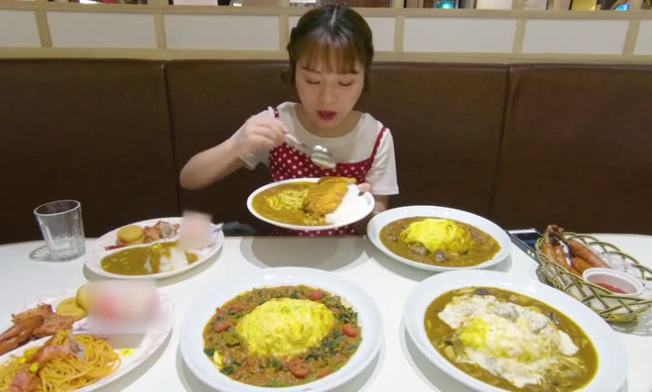 大胃王余多多挑战六大盘咖喱饭,没吃饱再来一篮子烤肠